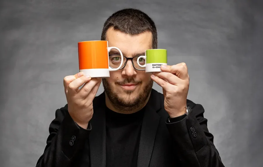 Juanma con dos tazas pantone para decidir que acción es mejor según el punto de vista del cliente a nivel de marketing, seo o gestión de rrss.